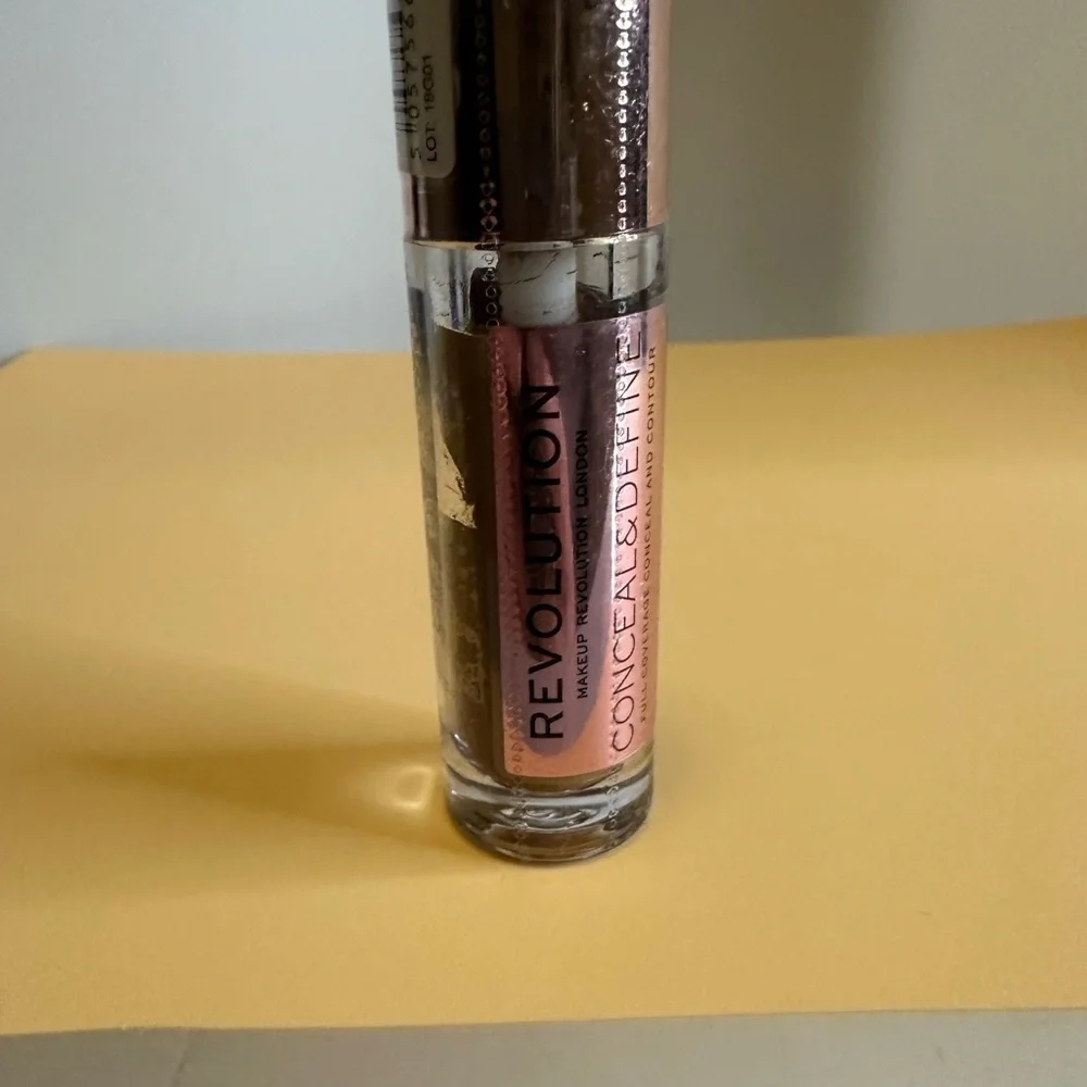 🩷5/$10 Revolution Conceal & Define Concealer